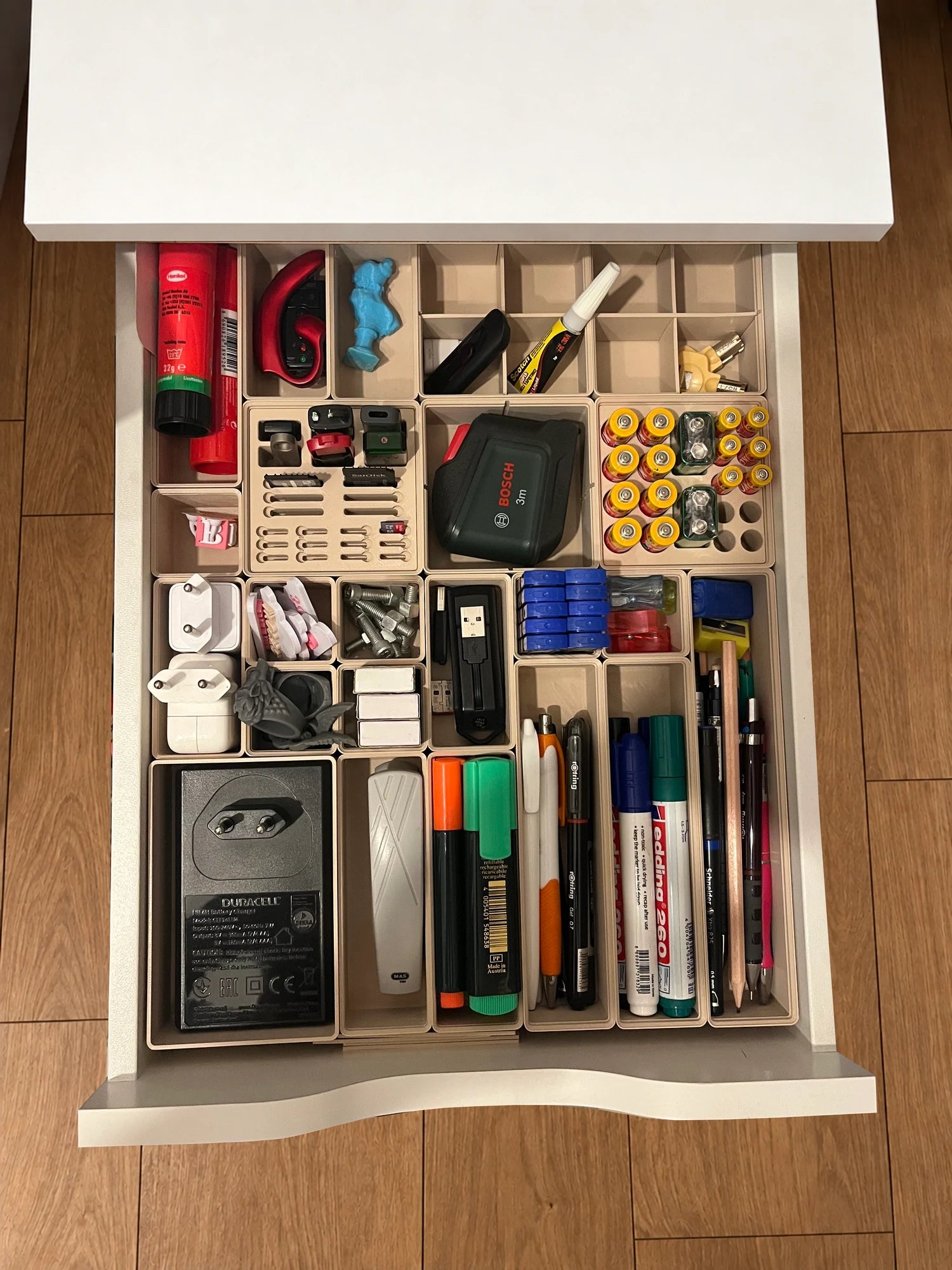 TıklaÜret IKEA Alex Modüler Çekmece Organizer Seti – Latte ile düzenlenmiş açık çekmece; eşyalar kullanım örneğidir