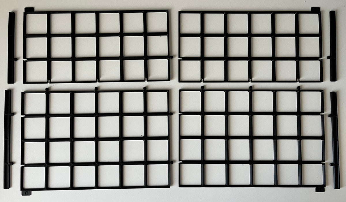 Modüler Taban Izgarasının demonte hâli: iki 6 × 3 ve iki 6 × 4 karo, yanlarında ayrı kenar tamamlayıcılar